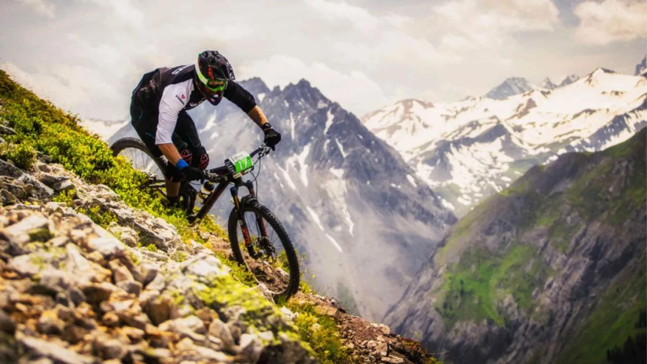 Quali sono alcuni benefici per la salute del mountain biking enduro?